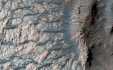 Fractures et dunes de sable noir sur Mars